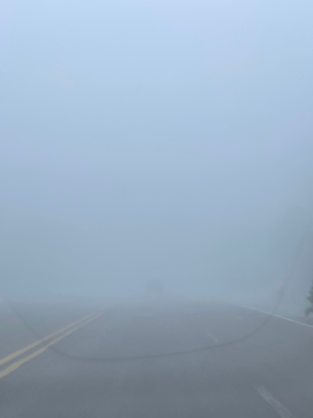 內地多地發大霧黃色預警，廣東、浙江等部份地區能見度不足200米。微博