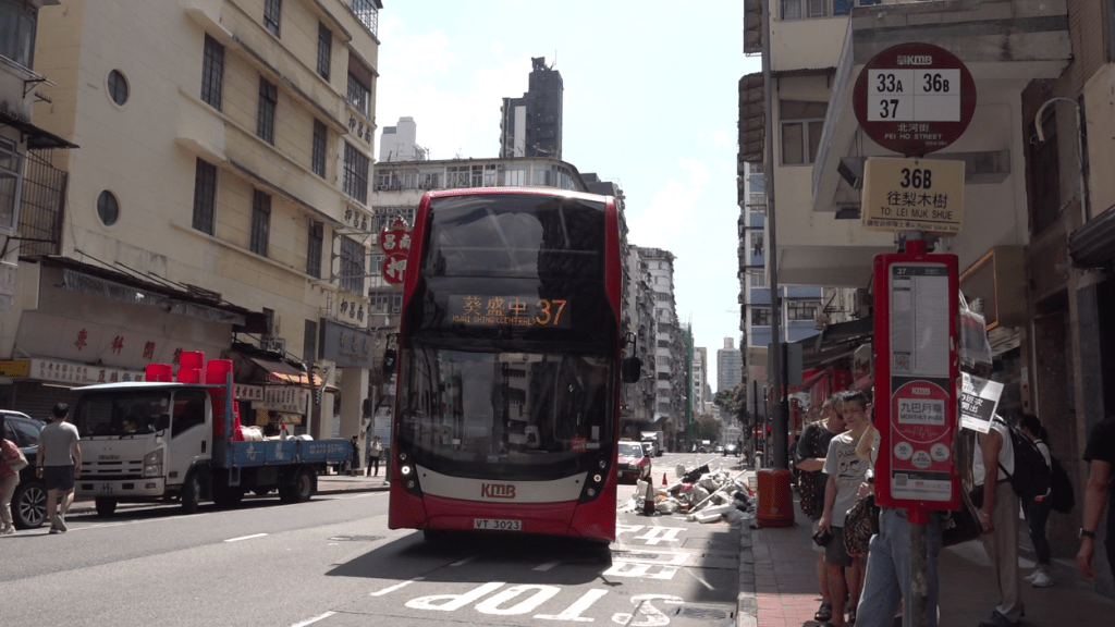 巴士駛至站位上落客時，為了避開垃圾，必須繞道進入站位，車尾也無法完全停入站內。