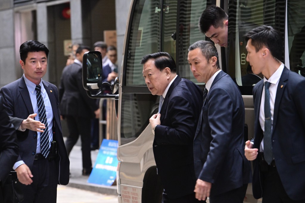 夏宝龙到达上海商业银行大厦，参观国际调解院筹备办公室。陈极彰摄