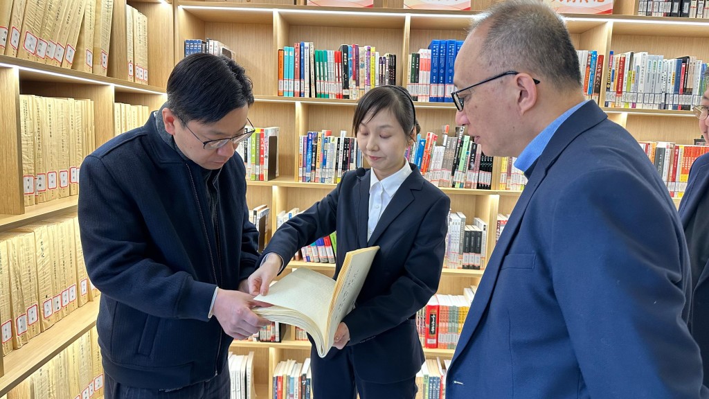 服務站由社區圖書館改建而成，保留了長者閱讀空間。