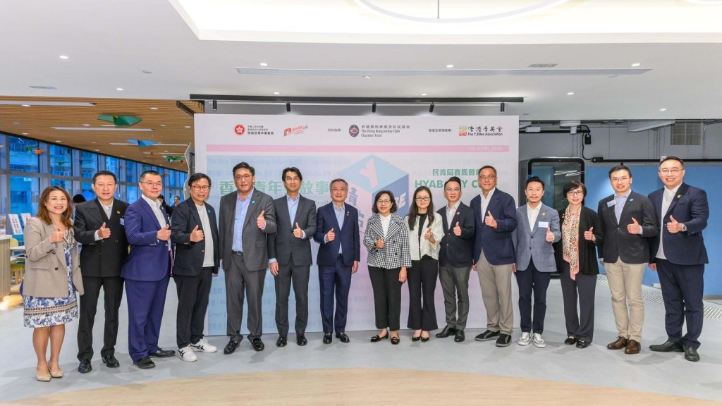 民青局局長麥美娟（中）、中聯辦青年工作部副部長萬寧（右七）、民青局常任秘書長李百全（右六）、民青局副局長梁宏正（左五）、民青局青年專員陳瑞緯（左四）、香港賽馬會董事羅啟華（左七）、香港菁英會基金有限公司主席施榮忻（右五）及香港菁英會主席黃進達（右一）等嘉賓出席「立方無界 · 青創未來」香港青年好故事@Y Cube。