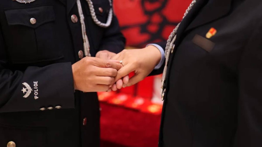 雲南警察情侶徐明(化名)和冼莎莎(化名)日前訂婚。