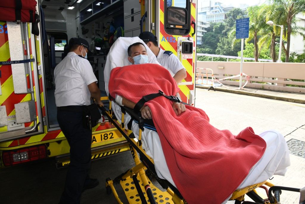 受伤工人由救护车送院。蔡楚辉摄