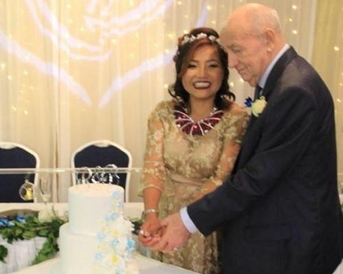 哈里森与小他23岁的泰籍看护兰佩日久生情，于2018年结婚。(FB图)