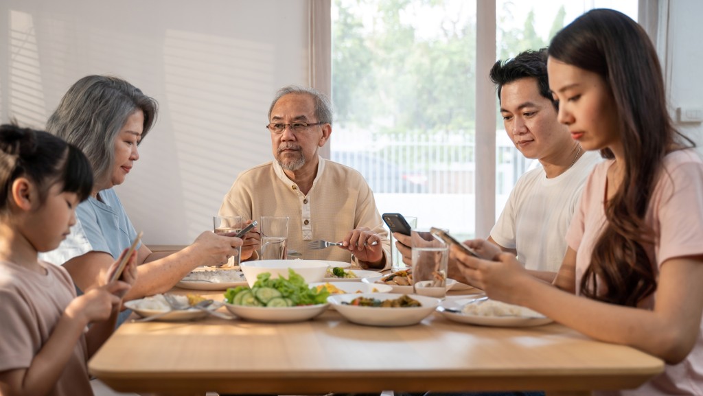 吃飯時看手機恐傷大腦 自測「大腦過勞」8大徵兆 如何睡覺才能恢復？