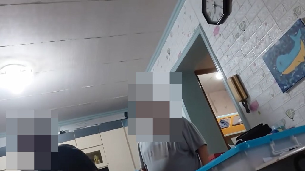一名戴眼鏡的中年男子在客廳向女童咆哮。網上片段截圖