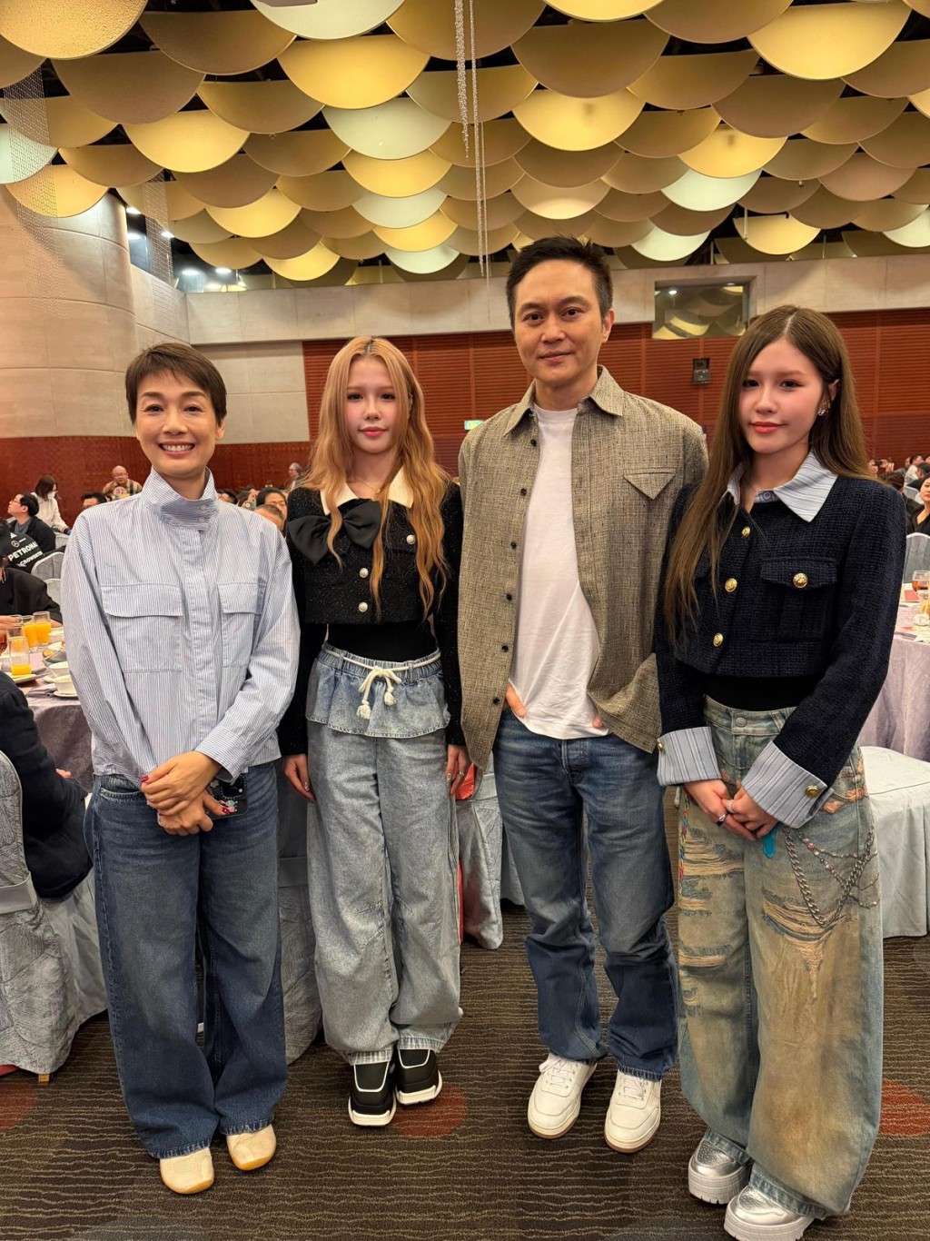JJBABY曾經參演《十月初五的月光》新版，在場遇上舊版「初哥哥」張智霖，並且同曾經合演《廉政行動2016》的江美儀合照留念。