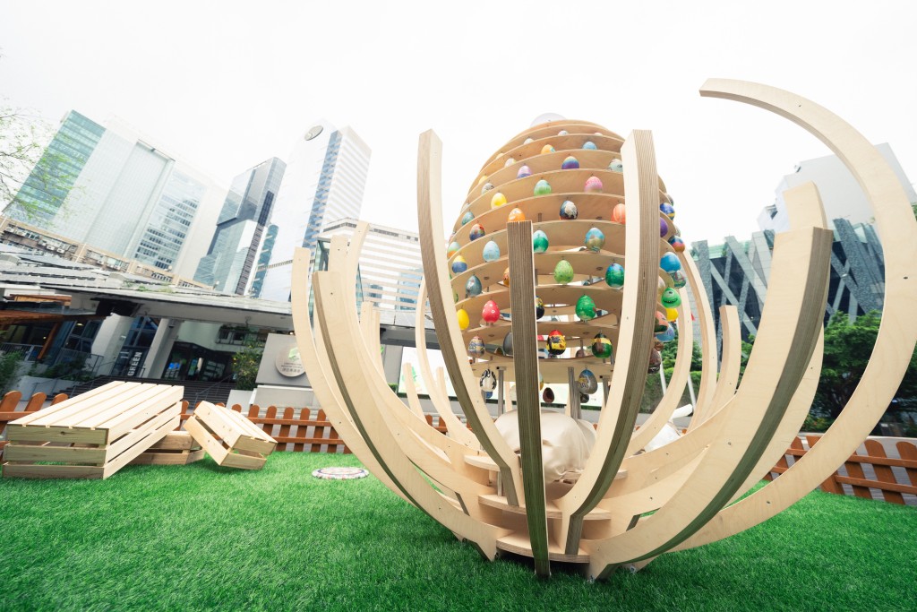 由零碳天地回收的500個塑膠樽升級再造成巨型復活蛋裝置,展現資源再用與環保創意。 由零碳天地回收的500個塑膠樽升級再造成巨型復活蛋裝置,展現資源再用與環保創意。