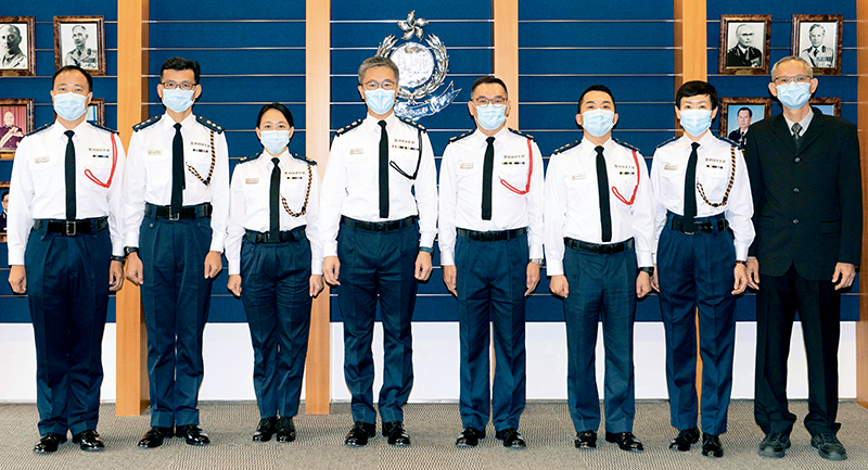 蕭澤頤（左四）向人員頒發晉升函件。警聲圖片