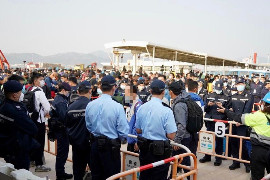 警方突击搜查机场第三跑道工程地盘东码头。(警方相片)