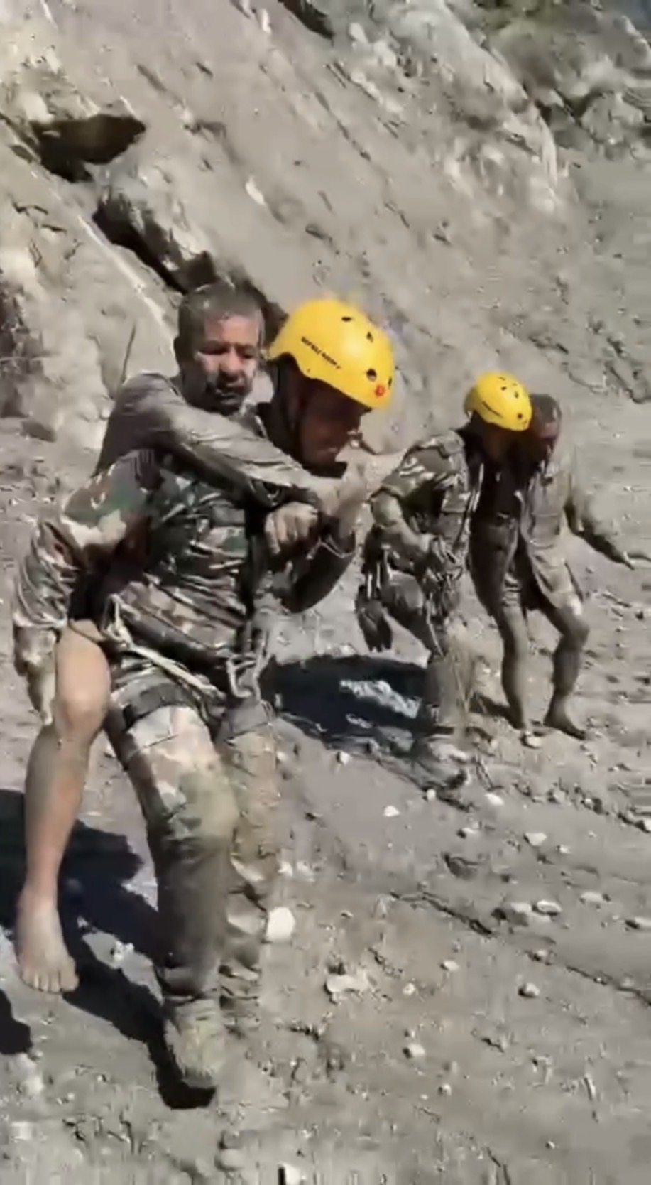 軍人陸續從翠蘇里水電工程隧道扶出滿身泥濘的人。 fb / PMO Nepal 軍人陸續從翠蘇里水電工程隧道扶出滿身泥濘的人。 fb / PMO Nepal