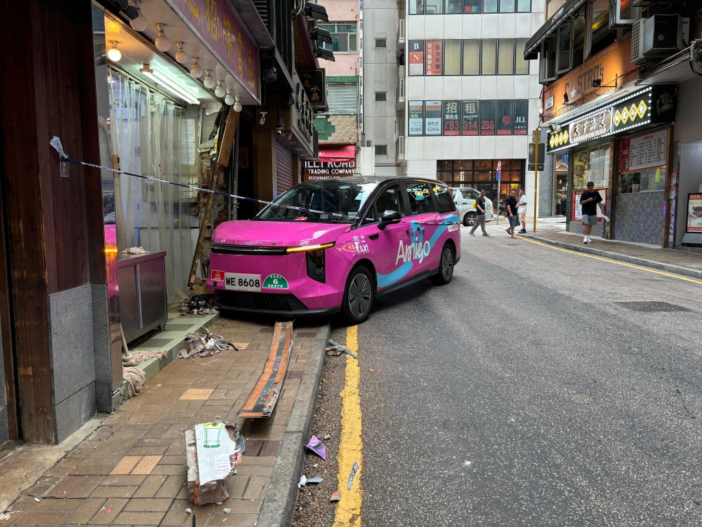 有的士失控撞入尖沙咀宜昌街一間雲吞麵舖。