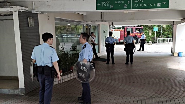 大批警員手持盾牌趕至。fb：荃威花園維修關注組