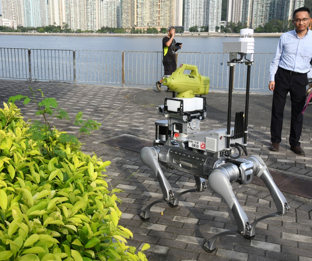 機械狗配備可旋轉雲台，可以不同方向噴射滅蚊劑。何健勇攝