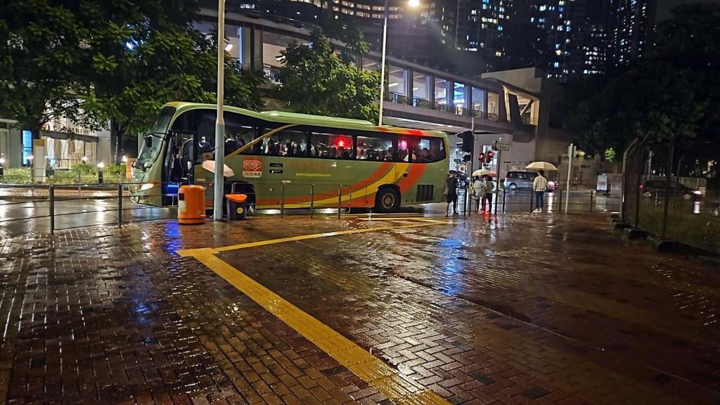 曾健威安排八部旅巴到荃湾西站接走乘客。受访者提供