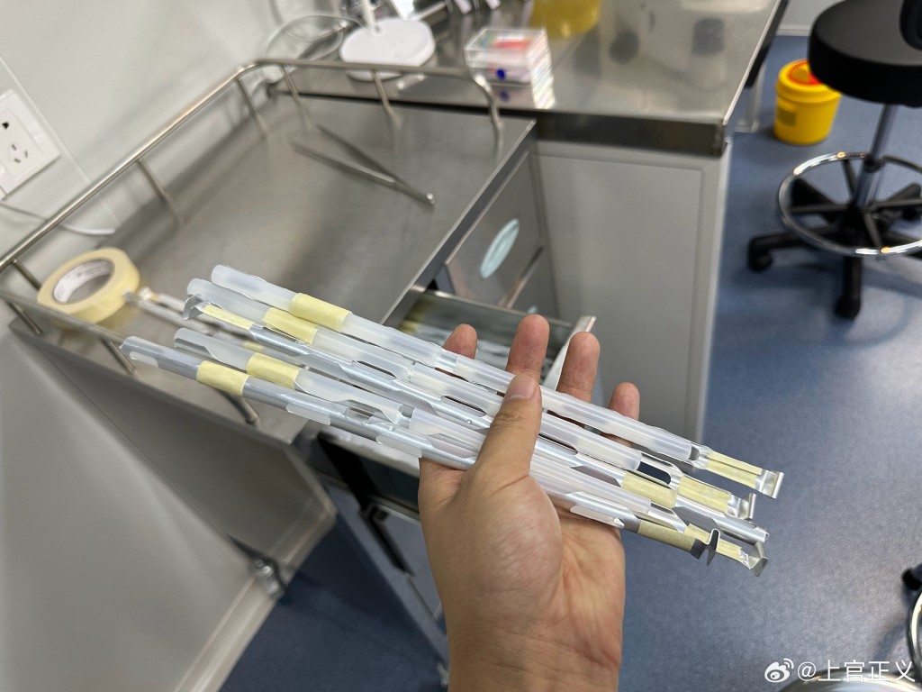 手術室內搜出大量用於取卵的醫療器材。微博@上官正義 手術室內搜出大量用於取卵的醫療器材。微博@上官正義