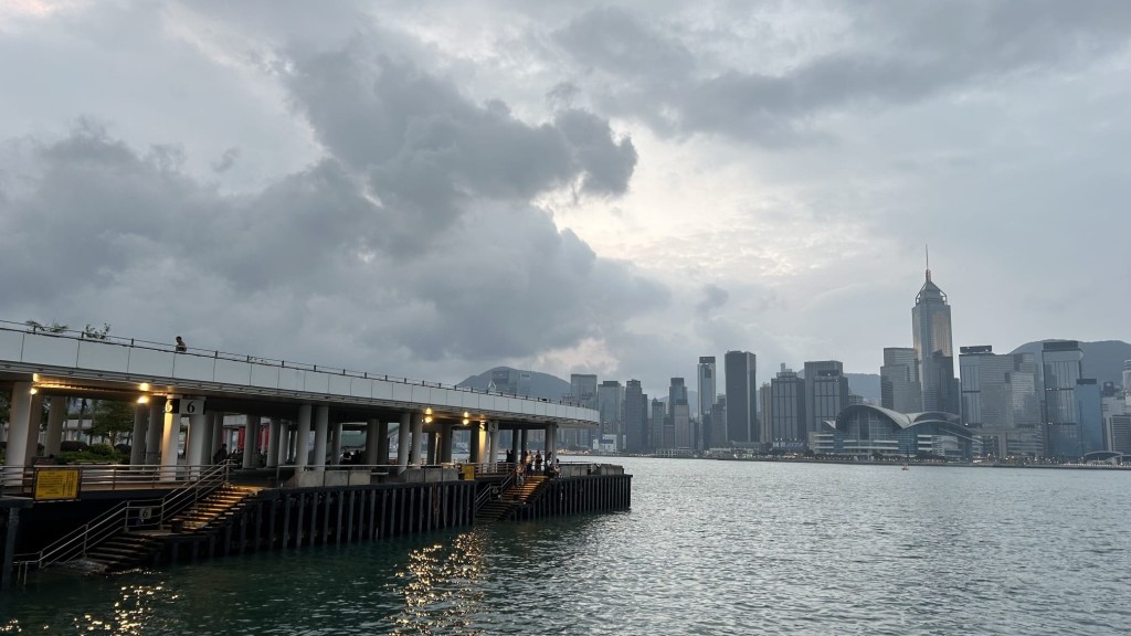 本港地区今日大致多云，有一两阵骤雨。
