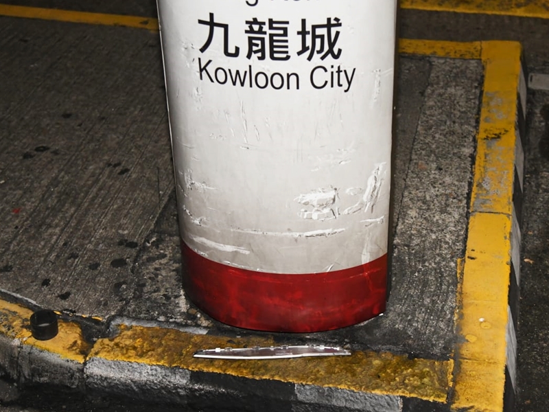 被撞的月台石柱。