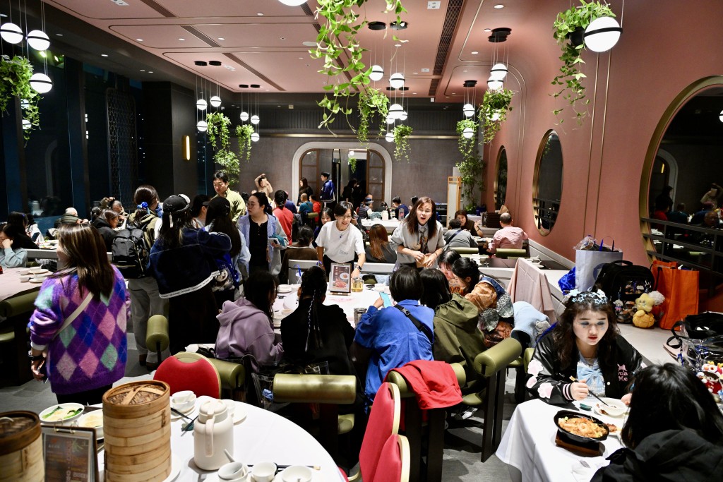 餐廳人流暢旺。