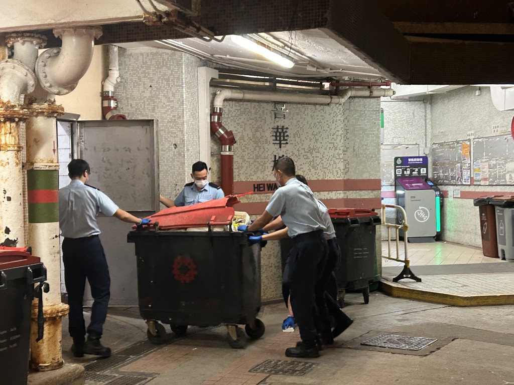 警員多次進出垃圾房調查。曾志恒攝 警員多次進出垃圾房調查。曾志恒攝