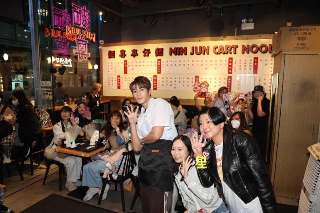 魏浚笙笑言上次為宣傳該片做外賣仔被發現,被殺手組織懲罰今次做樓面。 魏浚笙笑言上次為宣傳該片做外賣仔被發現,被殺手組織懲罰今次做樓面。