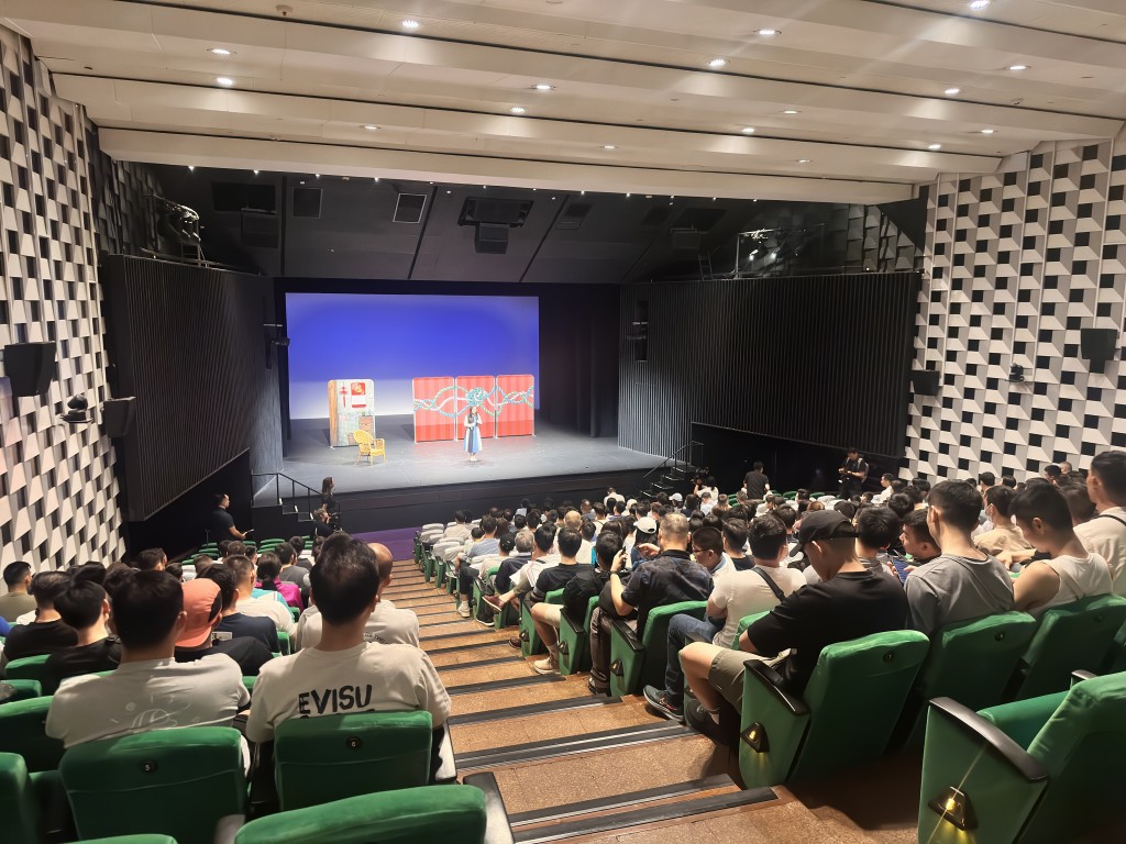 消防处昨天在香港大会堂举办《信物》舞台剧家属场，有家属观看后表示内容真实，引起共鸣。