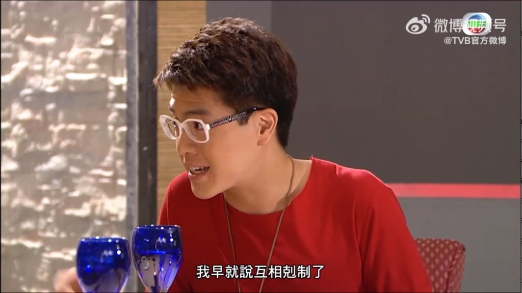 關浩揚於訓練班畢業後成為TVB合約藝員。