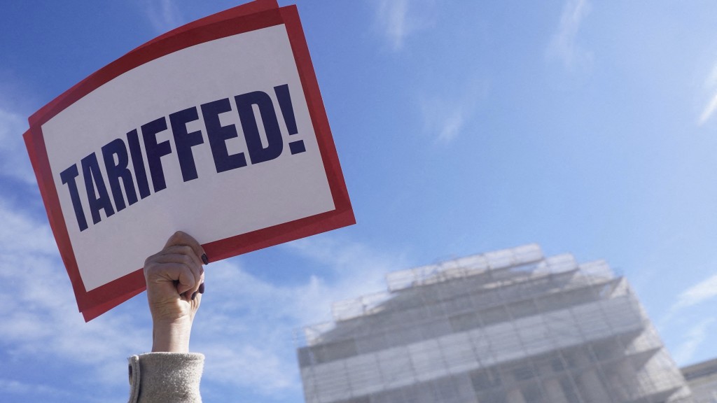 美國最高法院法官討論特朗普課徵對等關稅是否合法。 美聯社