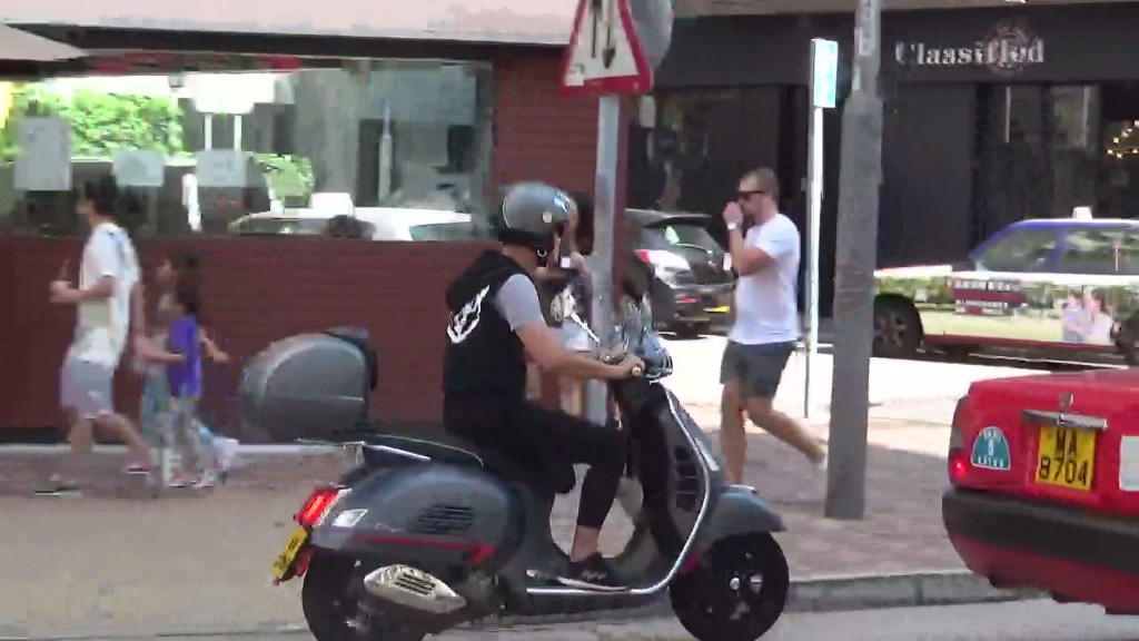 谢天华买完嘢即揸绵羊仔飞返屋企。