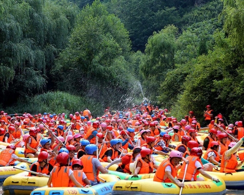 大峽谷的河道內人頭湧湧。