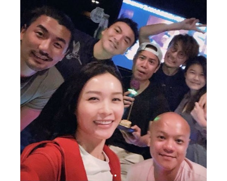 為了排解負能量,Ali經常跟男友及友人行山放鬆。