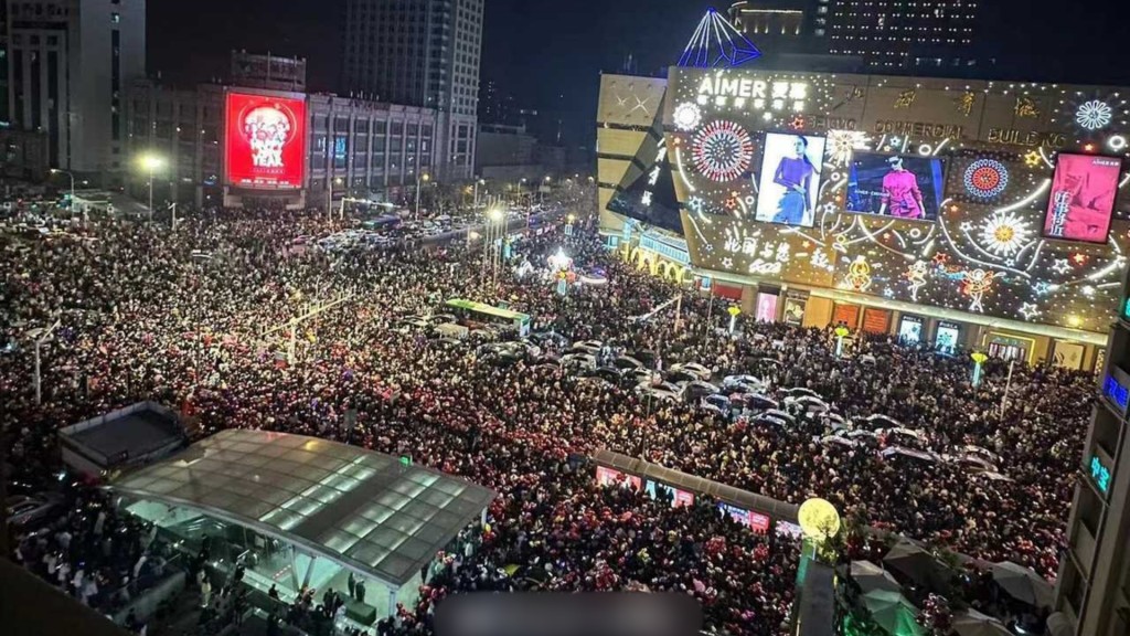 大批年輕人擁上街頭慶祝。網圖