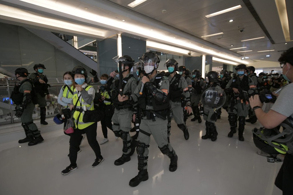 防暴警察驅散人群。