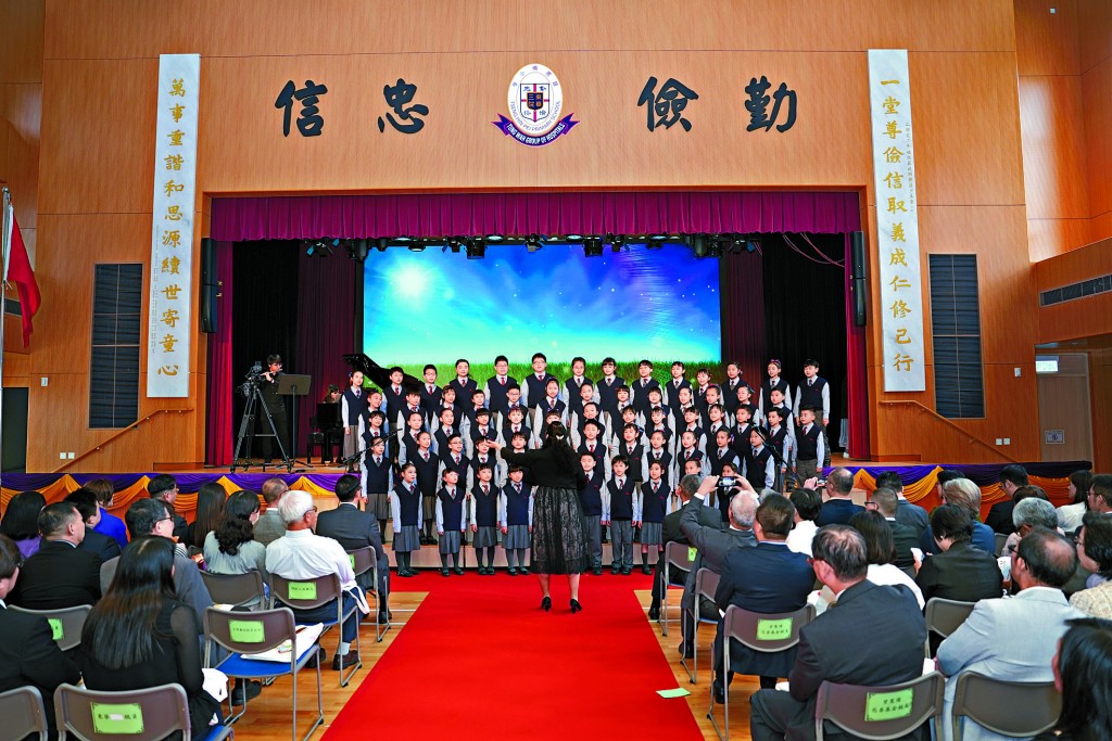 ■校舍設施命名典禮，合唱團於妍貞堂進行首次演出。
