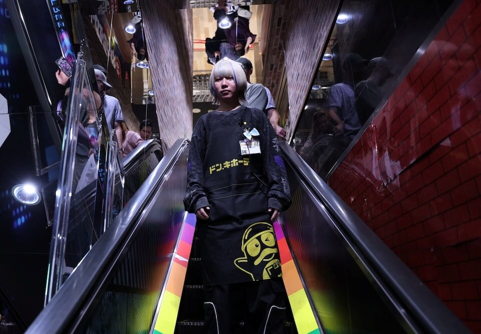 日本零售連鎖店唐吉訶德3年前放寬對髮色與指甲油的限制,目前旗下近1/4的員工擁有亮色頭髮。路透社 Edit caption 日本零售連鎖店唐吉訶德3年前放寬對髮色與指甲油的限制,目前旗下近1/4的員工擁有亮色頭髮。路透社 Edit caption