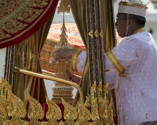 普密蓬的骨灰送往大皇宮及玉佛寺暫時供奉。AP圖片