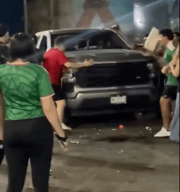 网上影片拍到汽车撞向人群一刻。X@DiariodeYucatan