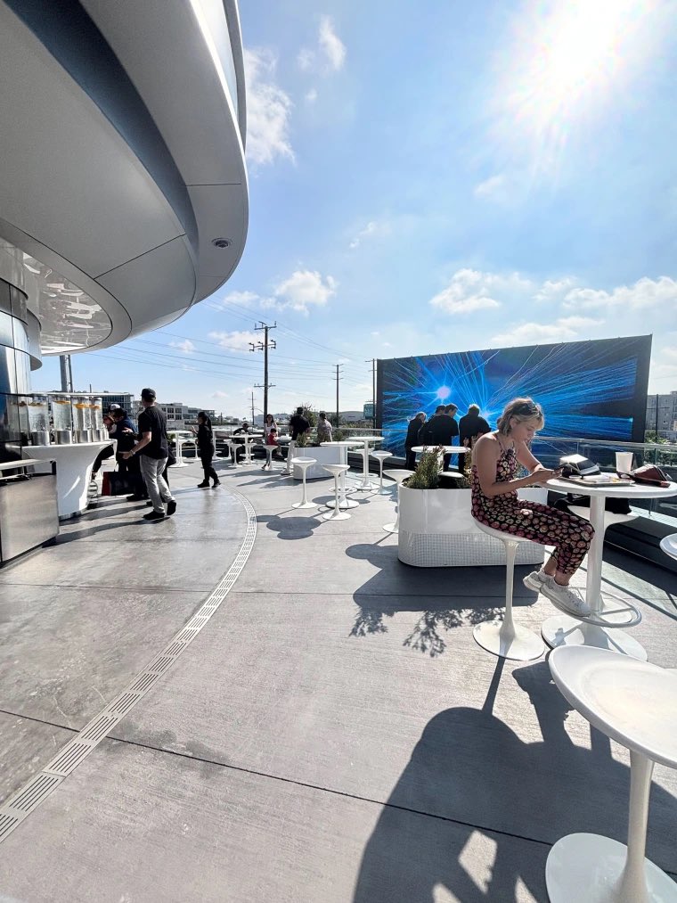 洛杉磯特斯拉餐廳（Tesla Diner） 2樓露天酒吧。 X@Cyber_Trailer