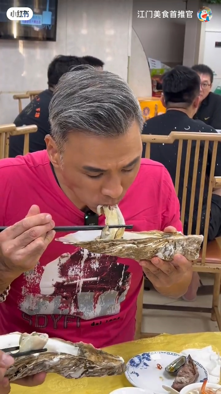 藝人林偉也是座上客，一起開餐。