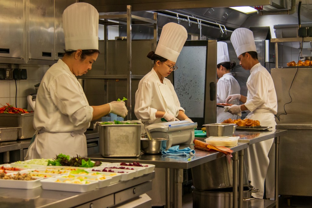 尖沙咀凯悦酒店希戈餐厅的厨师们，正为午市准备确切数量的食材，减少浪费可能性。