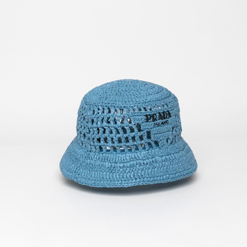Prada蓝色渔夫帽/原价$6,300、Outlet价$1,890。