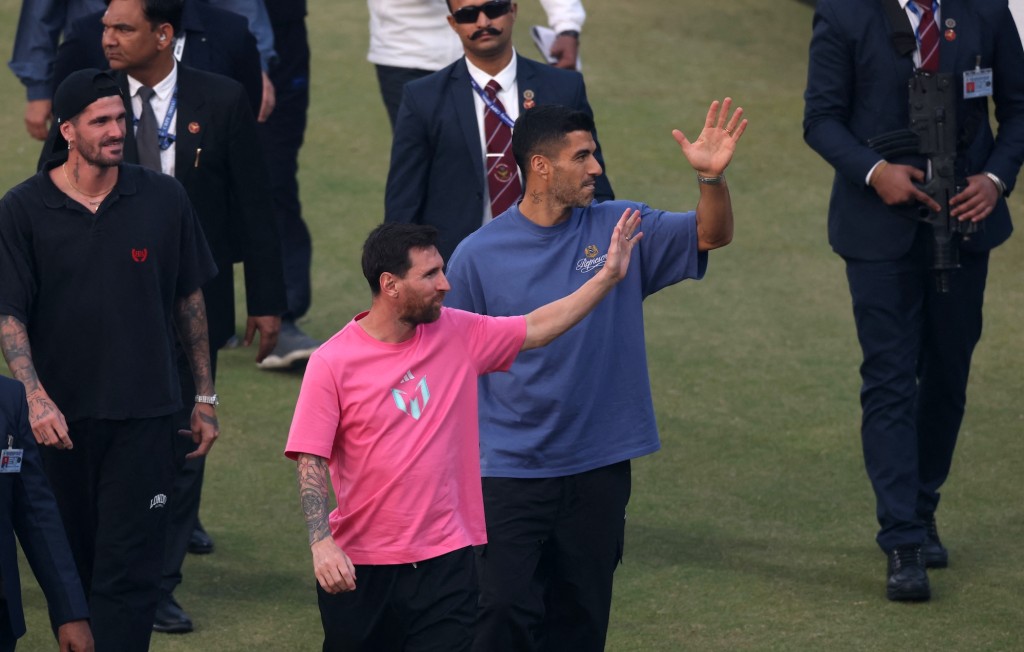 苏亚雷斯与美斯来季继续并肩作战。路透社