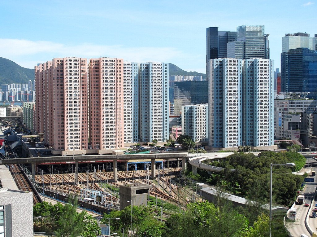 毗鄰九龍灣港鐵車廠上蓋的德福花園。 毗鄰九龍灣港鐵車廠上蓋的德福花園。