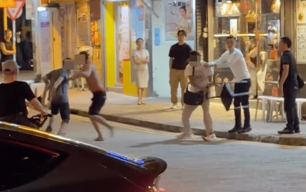 有兩名男子上前勸阻。Facebook 車Cam L (香港群組)影片截圖 有兩名男子上前勸阻。Facebook 車Cam L (香港群組)影片截圖