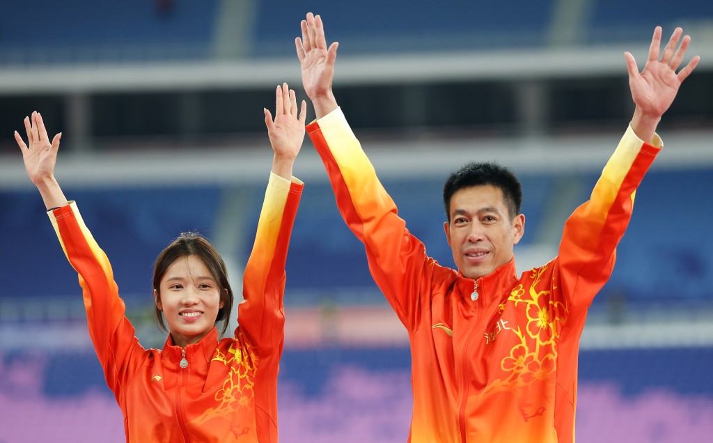 邵雨琪（左）獲得冠軍與教練在頒獎儀式上。 新華社