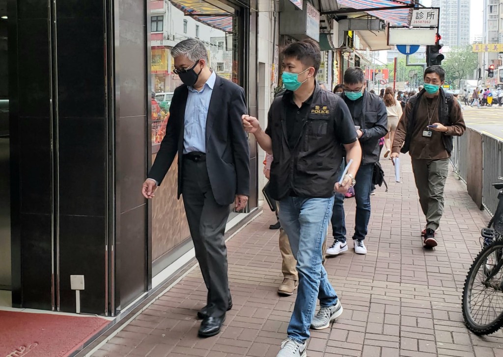 左為窮追賊人的店東。