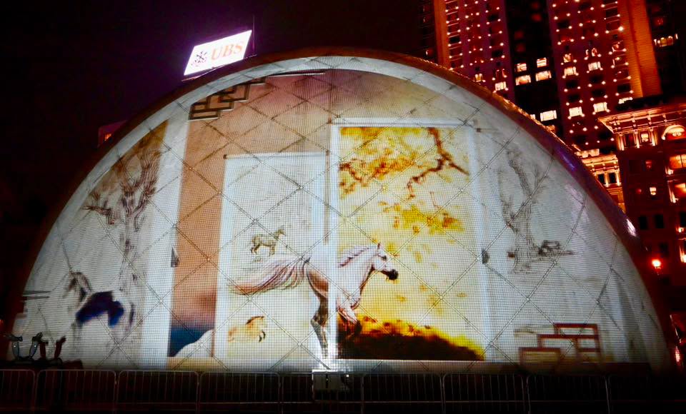 太空館「菠蘿包」上演的「駿馬之旅．文藝傳承」光影表演。FB Rosanna Law圖片