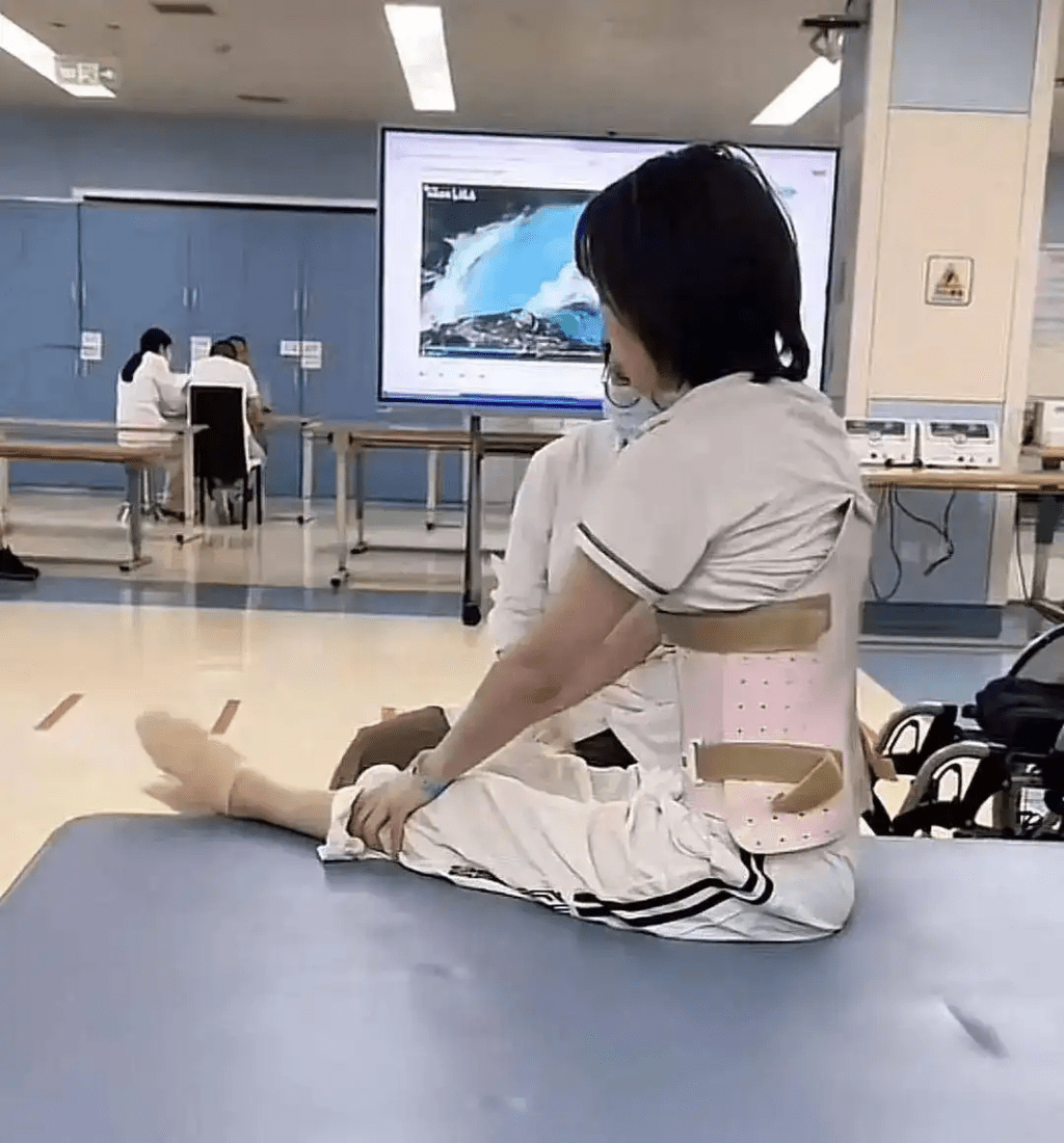 正接受康復治療的白女士。 正接受康復治療的白女士。