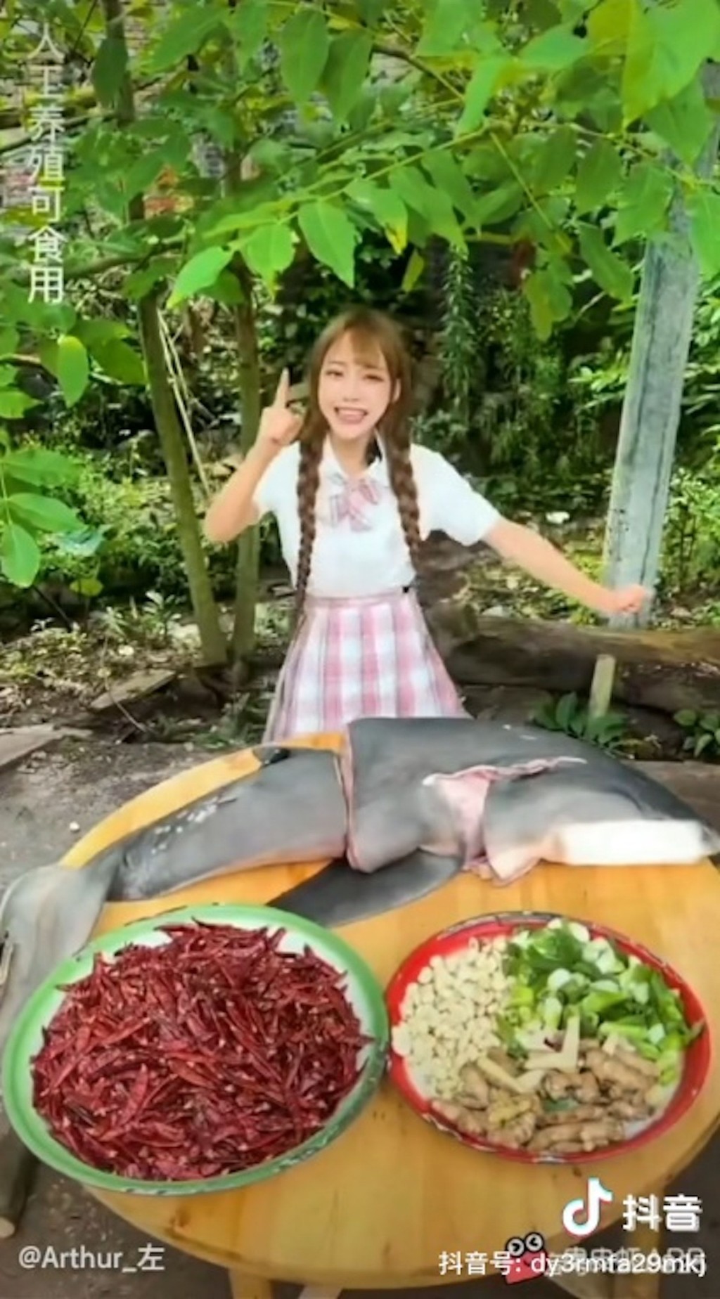 女網紅將鯊魚運到鄉下，將鯊魚分割後用來水煮和燒烤。