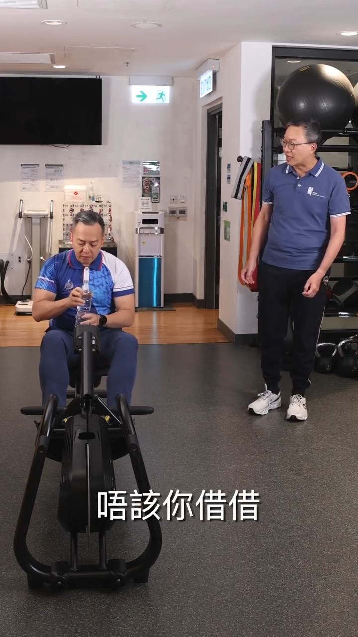 片中見到，警務處處長周一鳴與律政司司長林定國做GYM期間相遇。